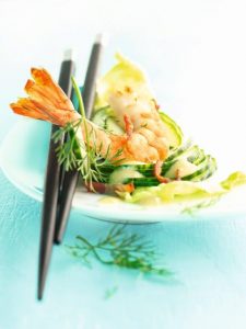 Garnelen auf Gurkensalat klein